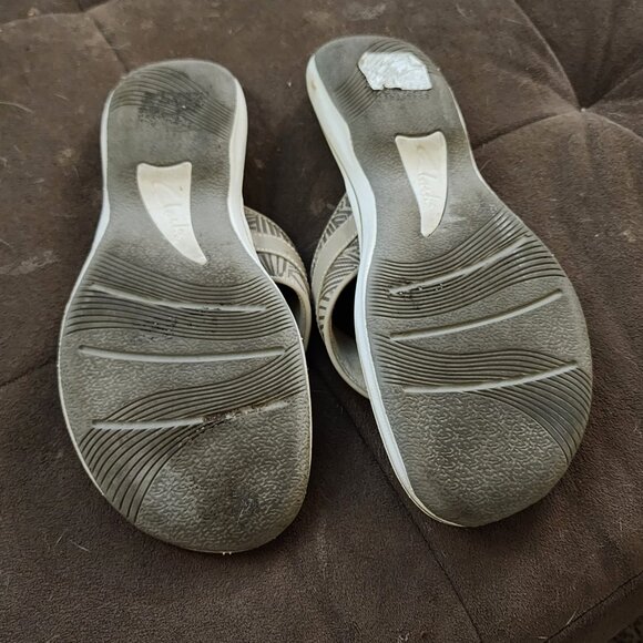 Clarks Breeze Sea Cloudsteppers flip-flops - Taupe - Women's Size 9 - Picture 2 of 3